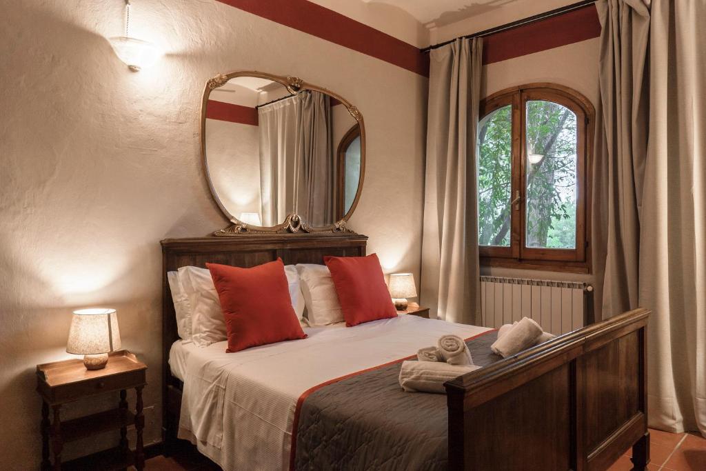 丘西博尔戈多齐亚诺度假屋的卧室配有一张壁挂镜子的床