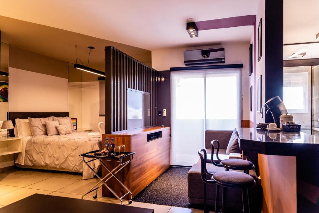 索罗卡巴Loft Campolim的一间卧室设有一张床和一间客厅。