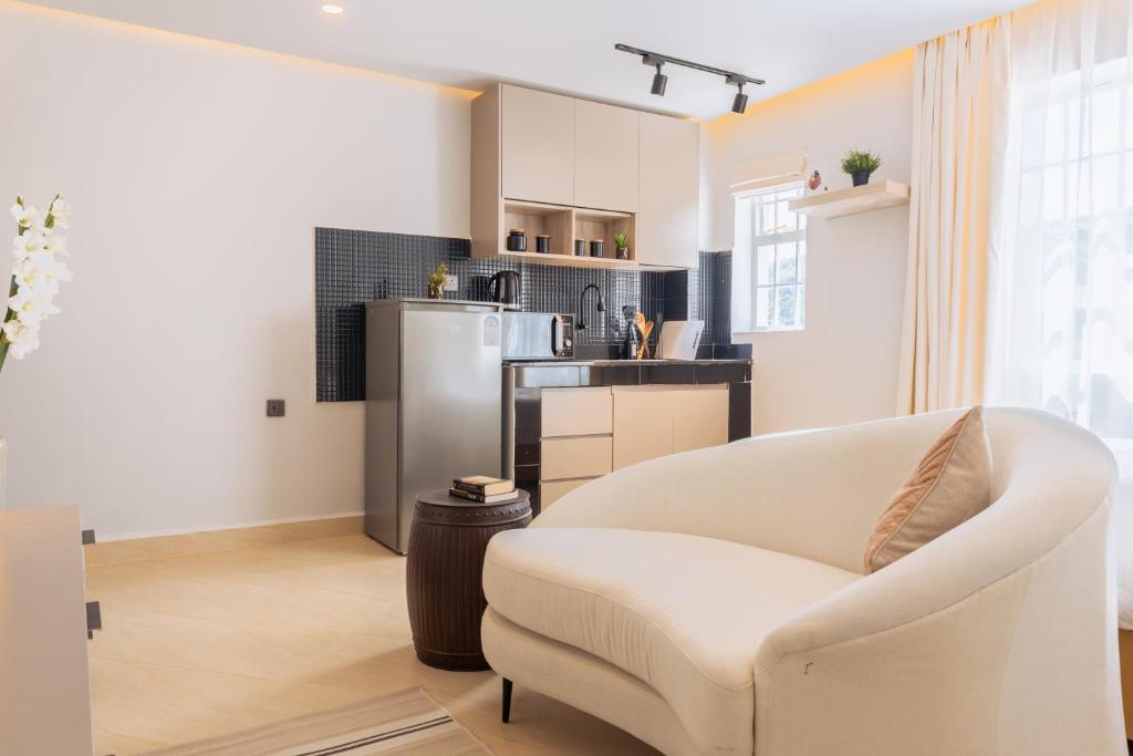 奈瓦沙Luxe Studio and 1 bedroom Apartment的一间带白色沙发的客厅和一间厨房