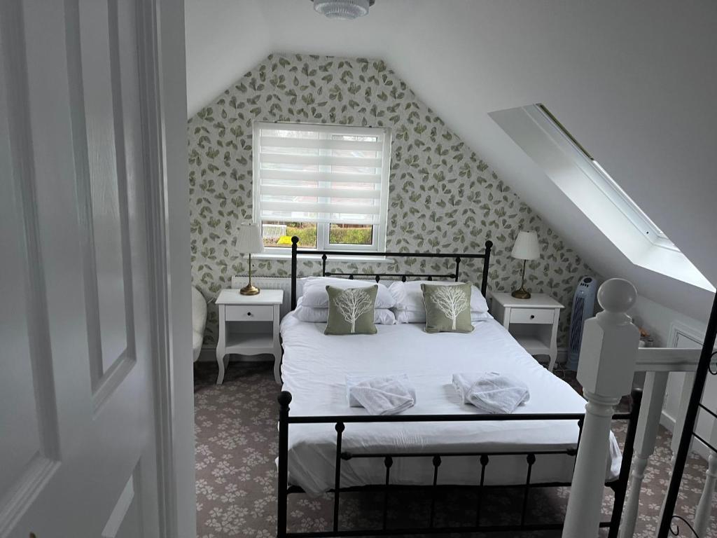林德赫斯特高轮单车小屋酒店的一间卧室设有一张床,楼梯设有窗户