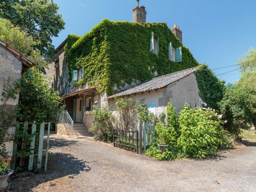 Bourg-Archambault蒂莫西花园别墅的一座常春藤覆盖的房子,前面有一个门