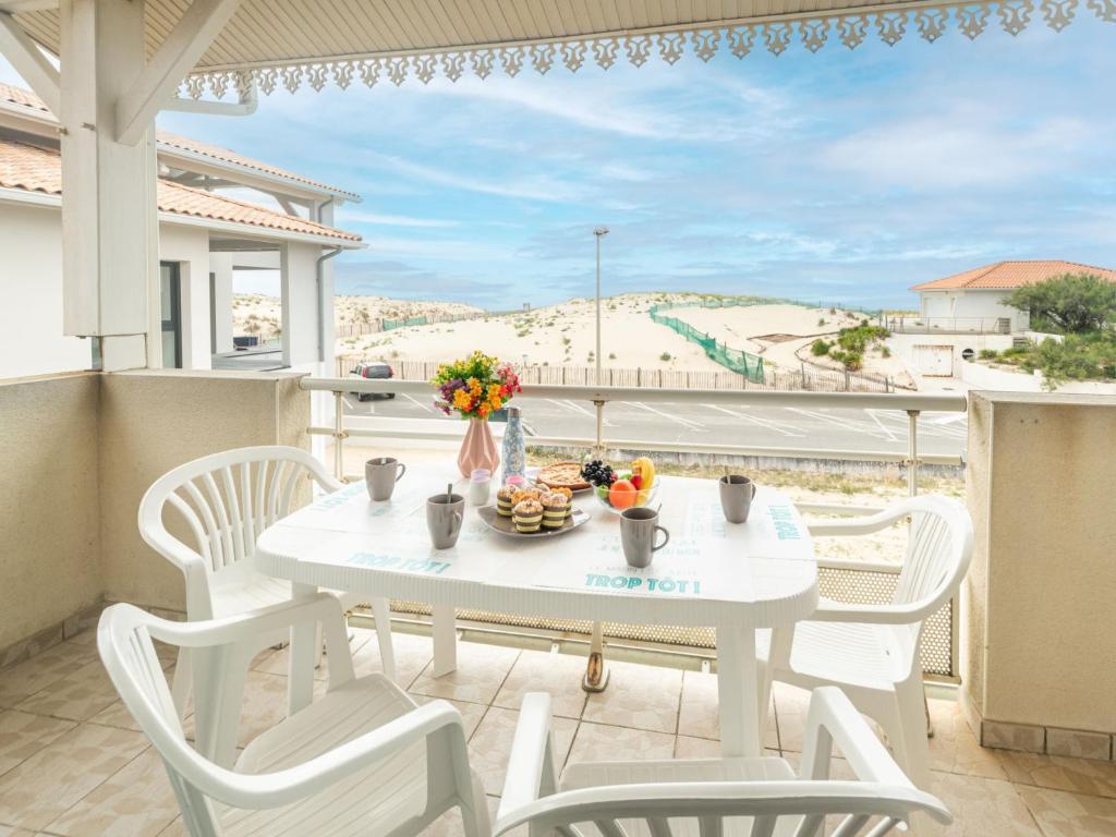 米尼赞海滩Apartment Patguyflor by Interhome的美景阳台配有白色的桌椅