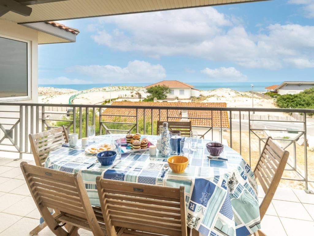 米尼赞海滩Apartment Côte Sud-4 by Interhome的海景阳台上的桌子