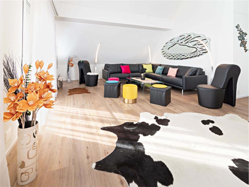 埃申茨Exklusive 5,5 Zimmer Wohnung für Familien und Business的一间客厅,内配黑色狗地毯