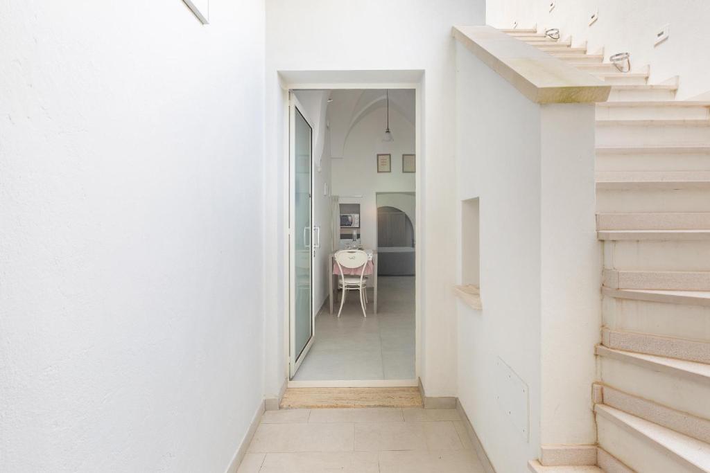 卡斯特里尼亚诺德尔卡波LecasinediCo` by BarBarHouse的拥有白色墙壁和楼梯的走廊