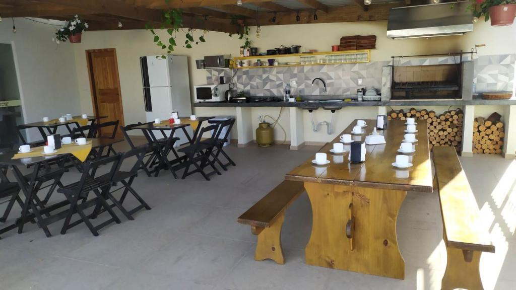 弗洛里亚诺波利斯Residencial Terrazas的带桌椅的房间和厨房