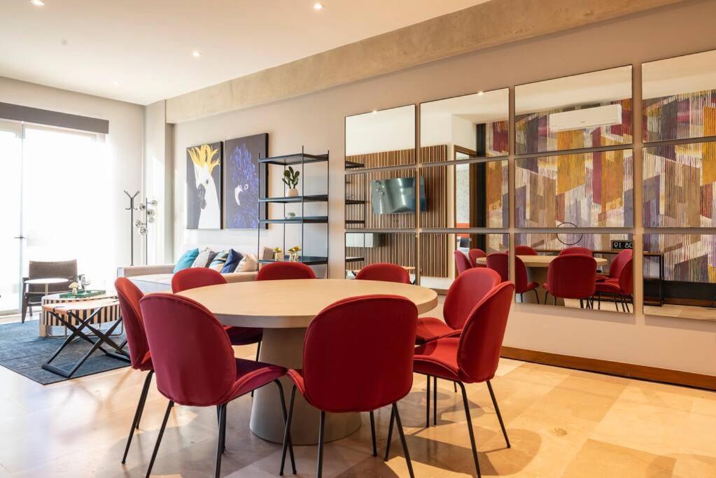 瓜达拉哈拉Amazing 2-bedrooms Condo的一间带桌子和红色椅子的用餐室