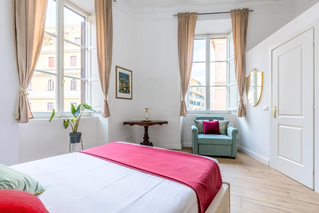 罗马Gentile Suites的一间卧室配有一张床、一把椅子和窗户。