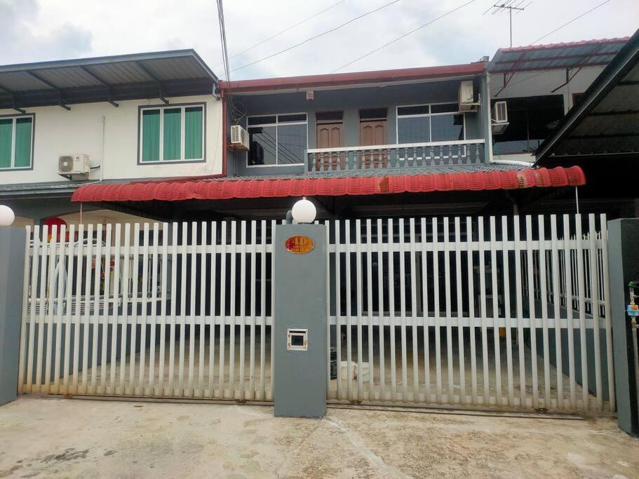 诗巫Sibu kulas homestay的房屋前的白色围栏