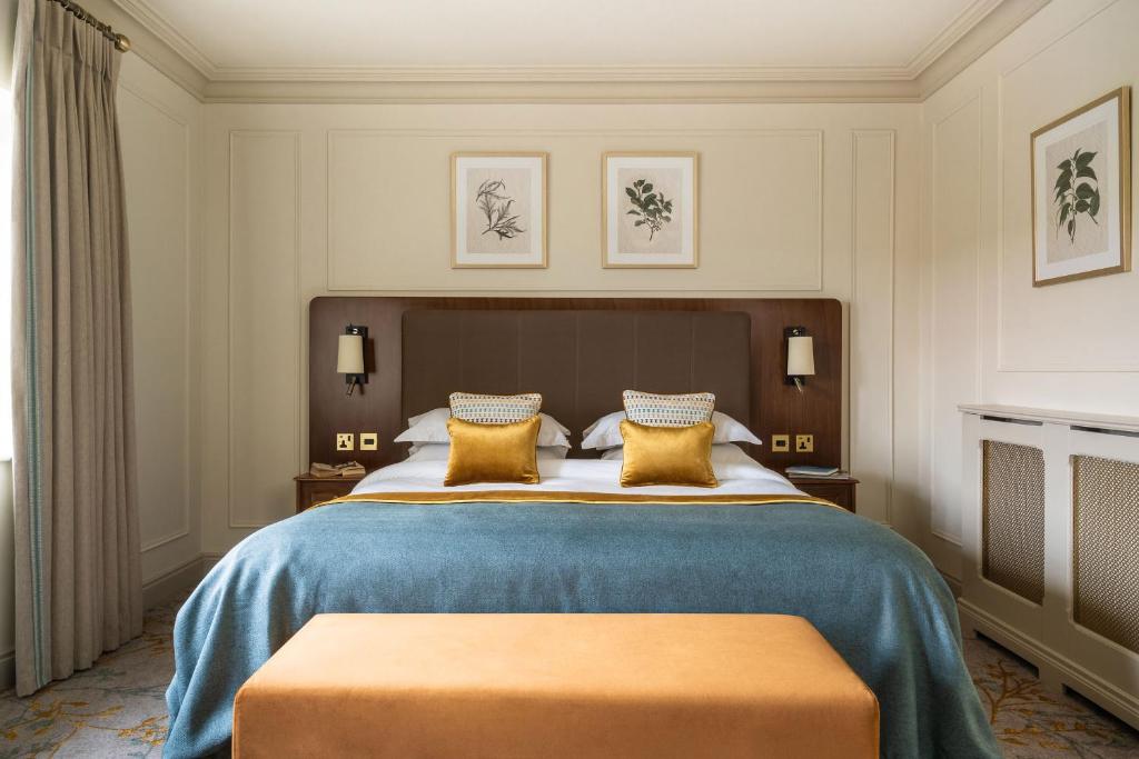 恩尼斯基林洛厄恩度假村的一间卧室配有一张带黄色枕头的大床