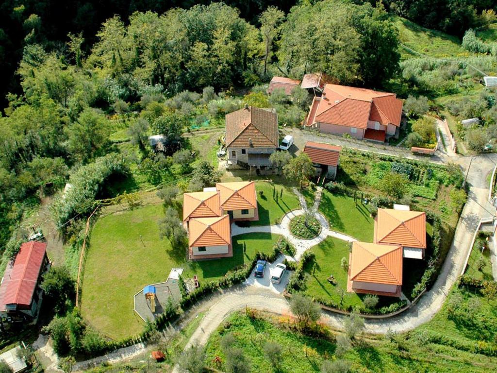 Bolanocharming residence in the hills surrounding La Spezia的享有带庭院的房屋的空中景致