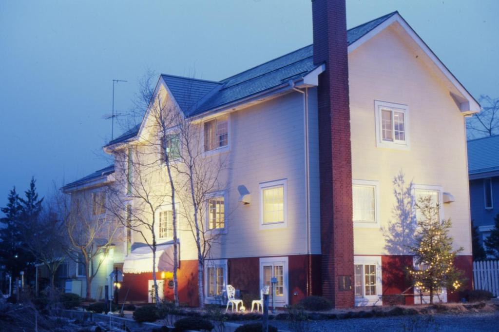 富士河口湖迈尔林基旅馆的一座红砖大房子