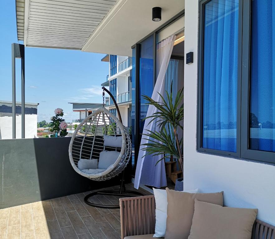 诗巫Hanns Spacious Balcony&SwimPool with FREE Netflix-6pax的房屋阳台的秋千