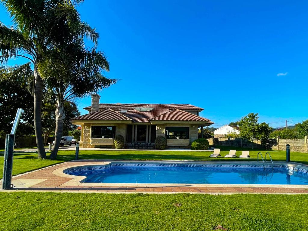 维拉加尔西亚·德·阿劳萨Villa Remoan的房屋前有游泳池的房子