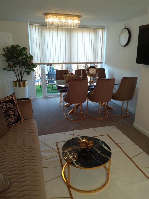 巴恩斯特珀尔Hill's View的客厅配有沙发和桌椅