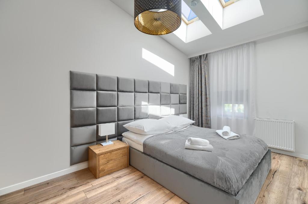 什切青Toress Apartamenty plac Grunwaldzki的一间卧室配有一张带大床头板的床