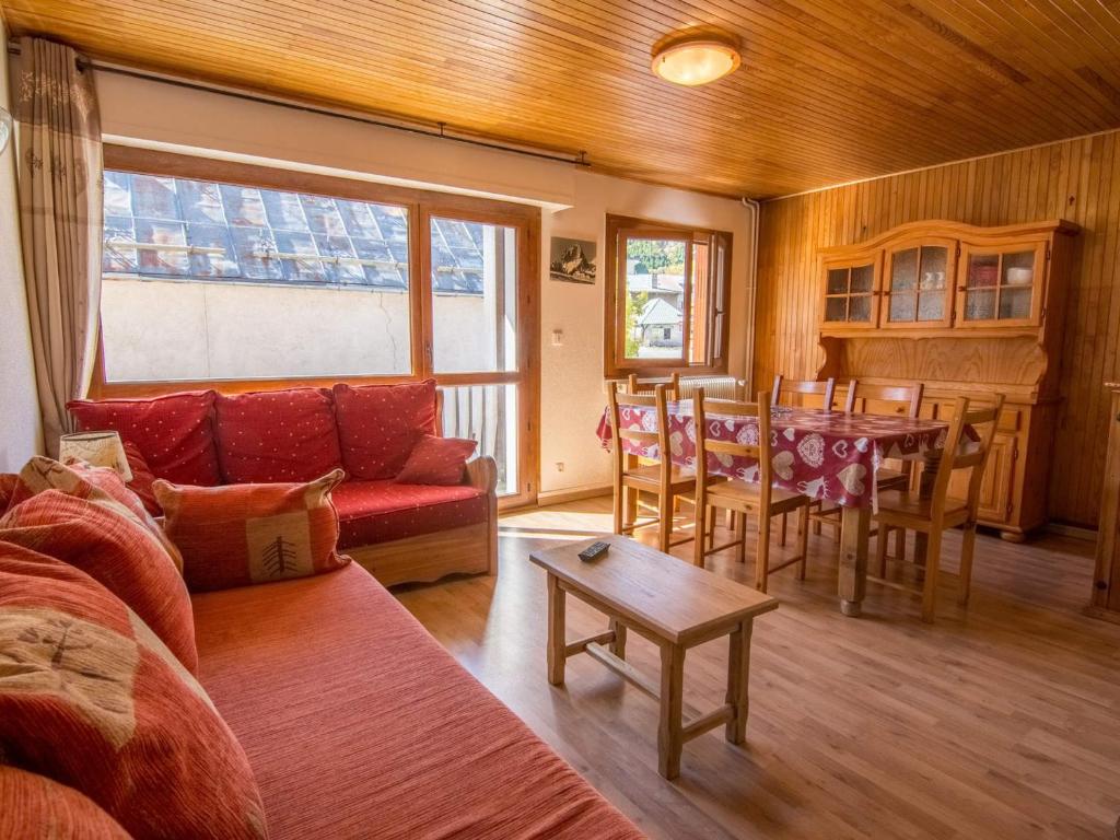 瓦卢瓦尔Appartement Valloire, 2 pièces, 6 personnes - FR-1-263-500的客厅配有沙发和桌子