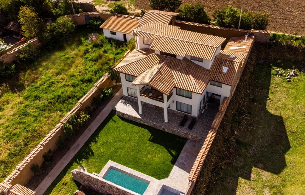 奥兰太坦波Villas de Yanahuara的享有带游泳池的房屋的空中景致