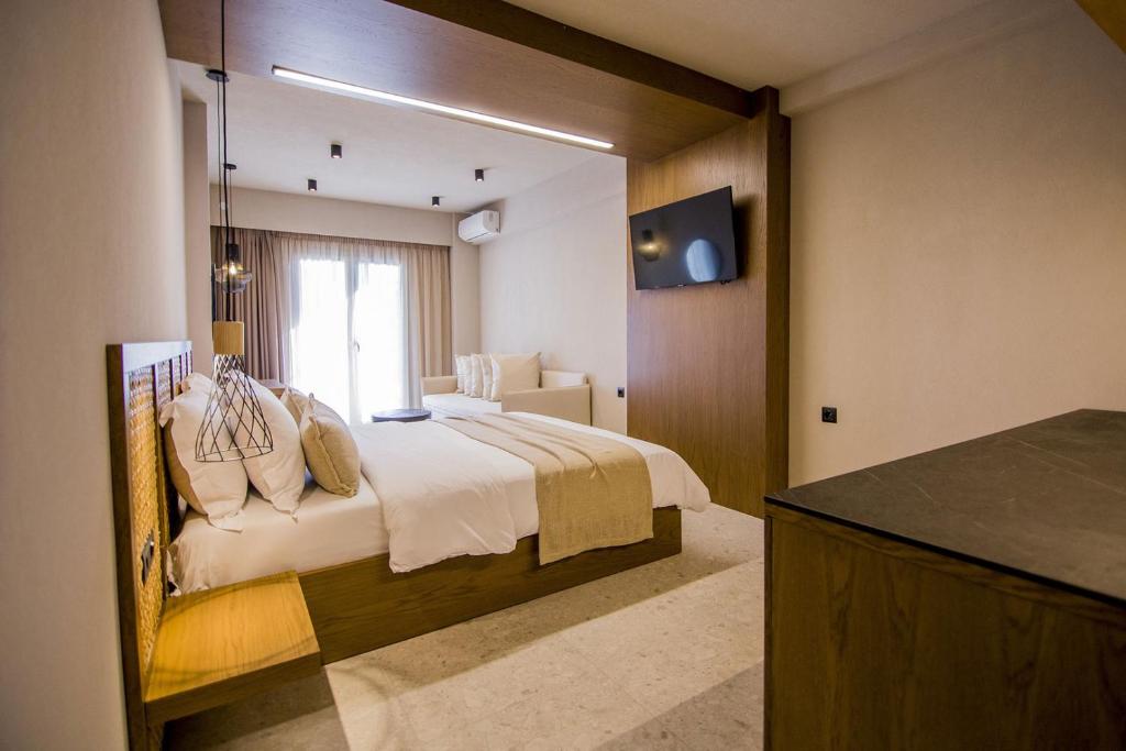 奥弗里安Kasta Beach Hotel的一间卧室设有一张大床和一个窗户。