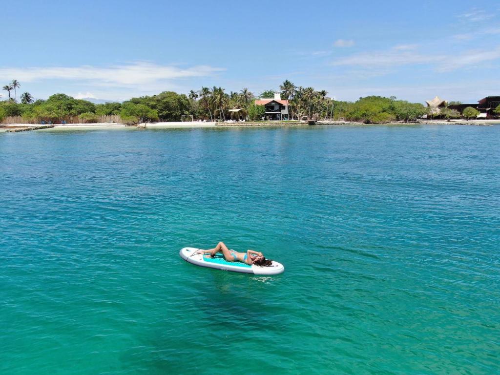 Tintipan IslandSal Si Puedes的躺在水中桨板上的人