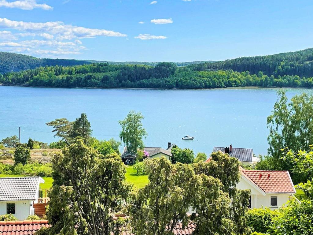 乌德瓦拉Holiday home Uddevalla XXXVII的享有带房屋和树木的湖泊美景