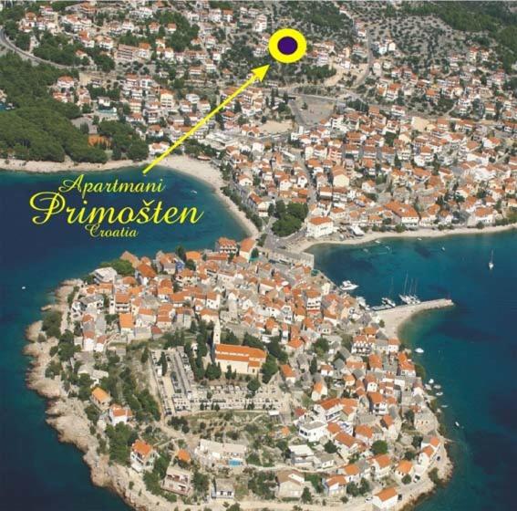 普利莫顿Apartments Primosten的一张岛上的地图,上面有一个黄色圆圈