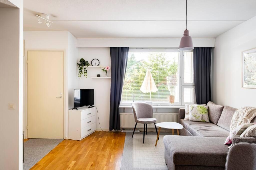 波尔沃Yksiö saunalla ja patiolla的客厅配有沙发和桌子