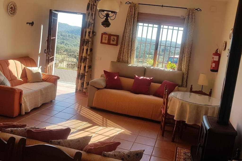 La AulagaCasa Rural Paraiso de Emilia的客厅配有沙发和桌子