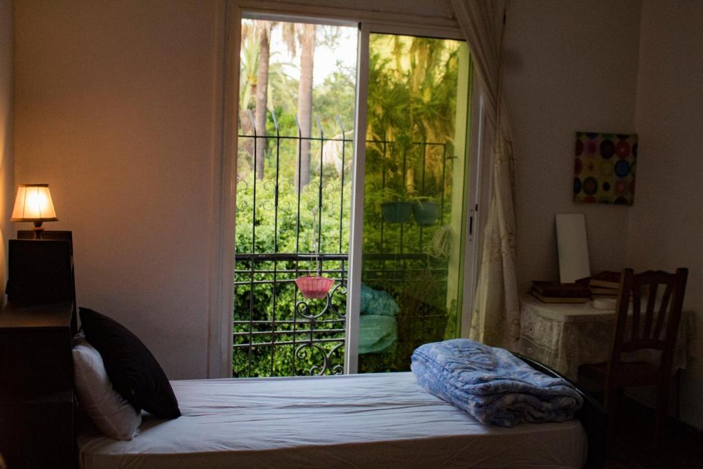 拉巴特Chambre du jardin的一间卧室设有一张床和一个大窗户