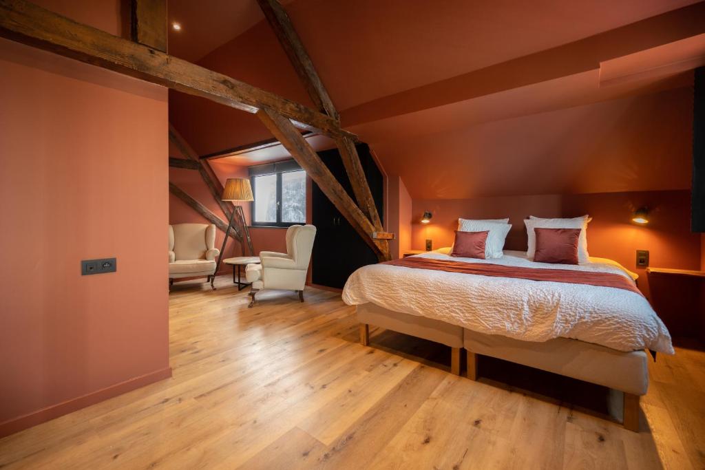 布鲁日Guest House La Civière d'or的一间卧室,卧室内配有一张床和椅子