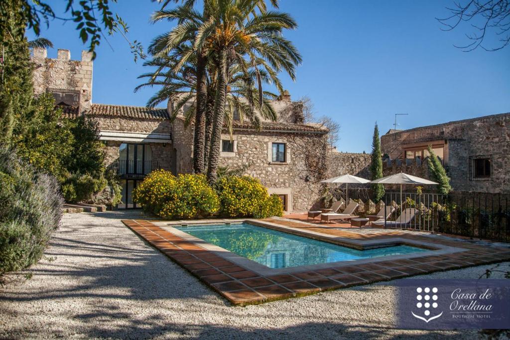 特鲁希略奥雷利亚纳精品之家酒店的享有带游泳池的房屋外部景致