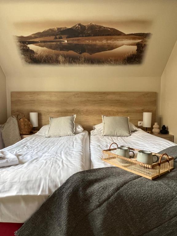 扎科帕内Hotel Nosal Ski & Wine的一间卧室设有两张床,墙上挂着一幅画