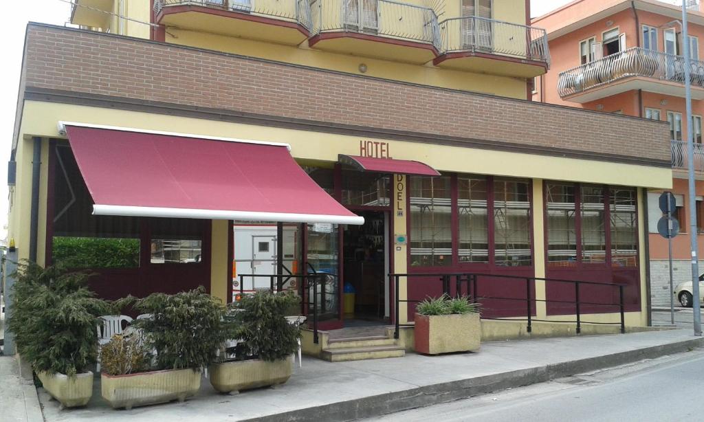 索托马里纳诺瓦德尔酒店的街上有红色遮阳篷的建筑
