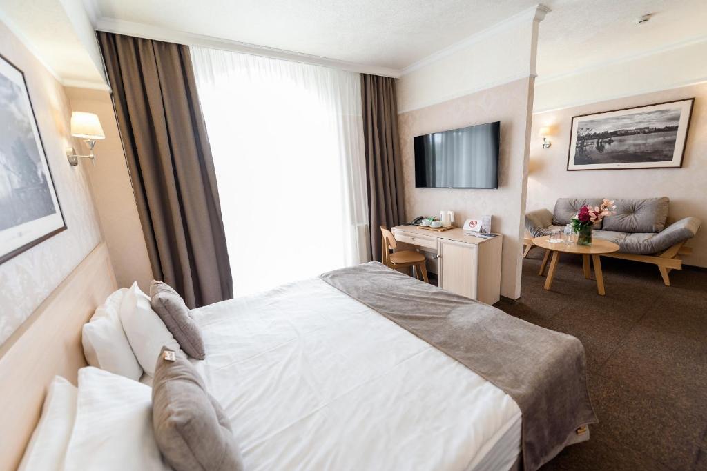 利沃夫Nota Bene Hotel & Restaurant的酒店客房设有床和客厅。