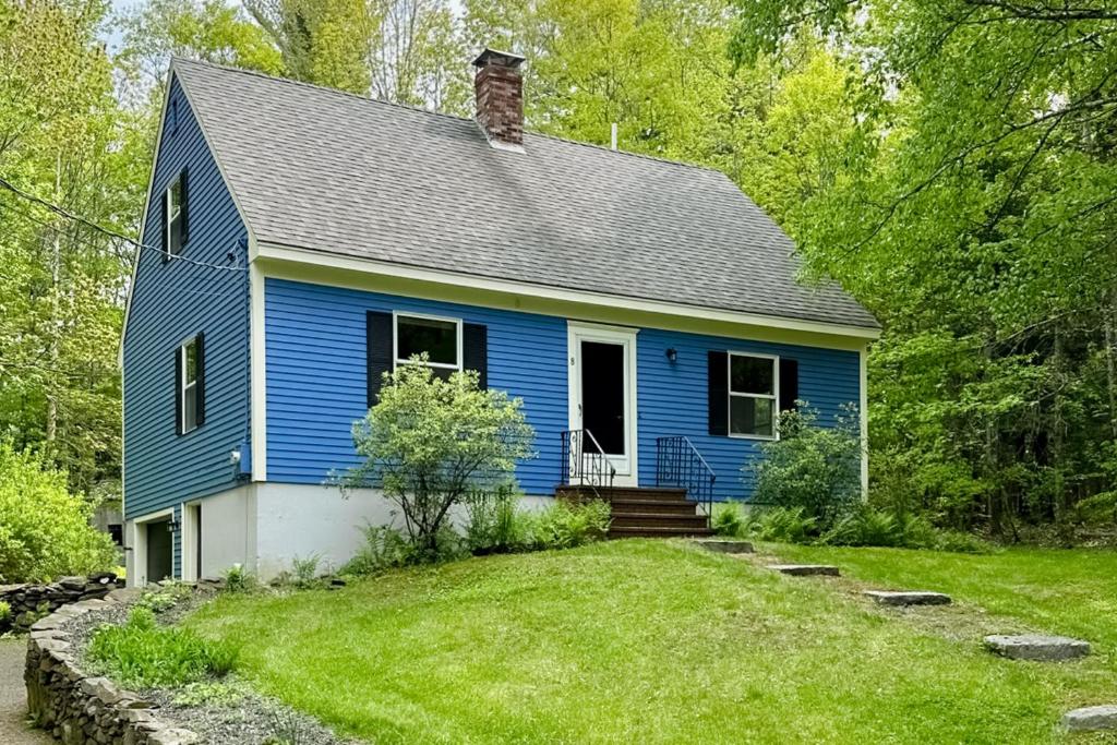 罗克波特Woodland Oasis的院子中间的蓝色房子