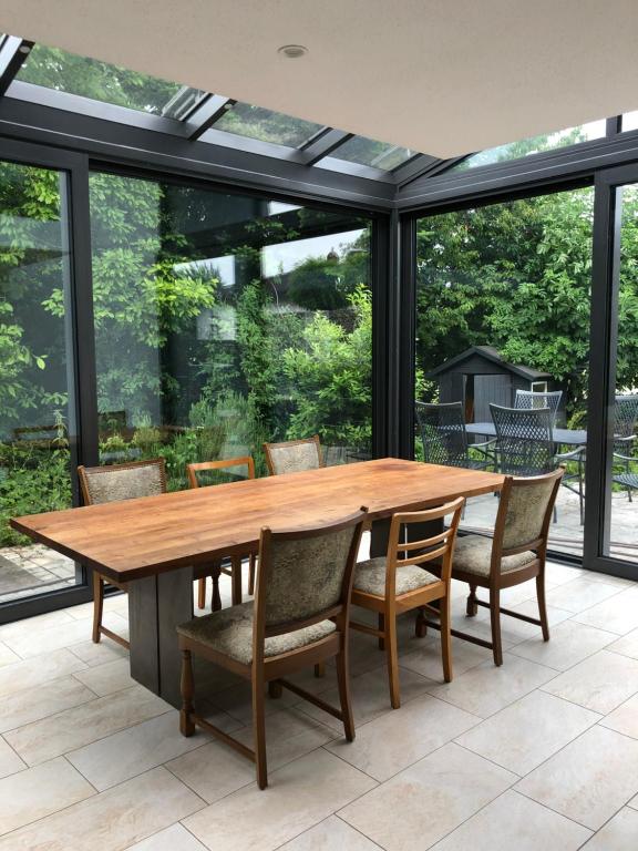 伯多兹Ferienhaus mit eigenem Garten und Terrasse的一间带木桌和椅子的用餐室