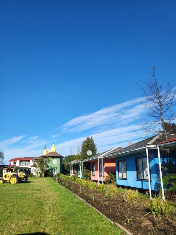 普耶韦Cabañas Jardín del Turista的草坪上一排色彩缤纷的房屋