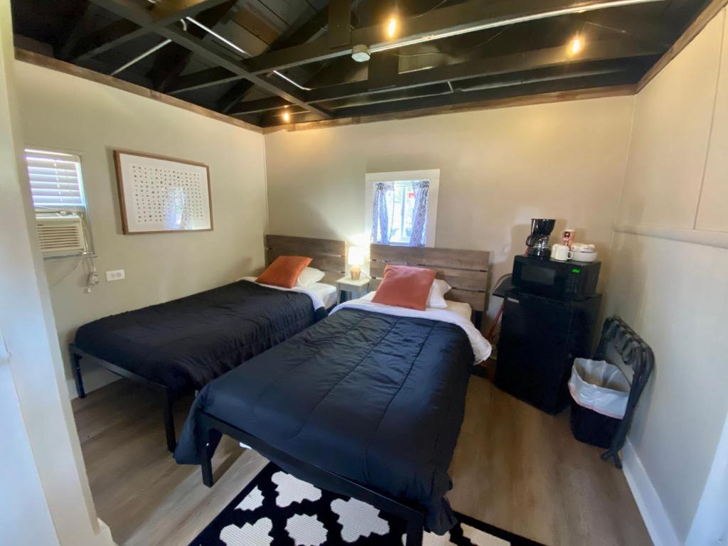 拉皮德城Cabin 9 at Horse Creek Resort的一间设有两张床和一张桌子的房间