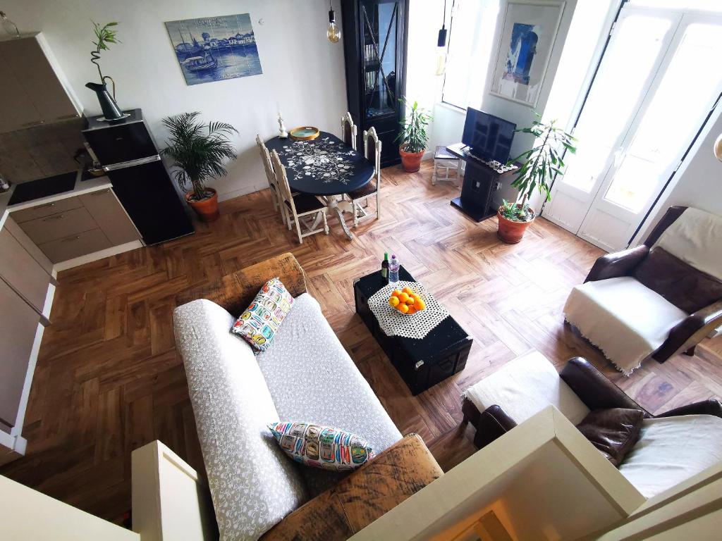 波尔蒂芒Charming Portuguese style apartment, for rent "Vida à Portuguesa", "Gaivota" Alojamento Local的客厅享有高空美景,配有家具