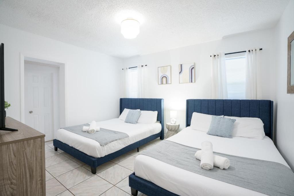 迈阿密Modern 3-Bedroom in the Heart of Wynwood Art District的一间卧室设有两张床,里面饲养着动物。