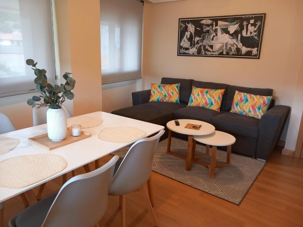 比利亚维西奥萨Apartamento Aurora的客厅配有沙发和桌椅