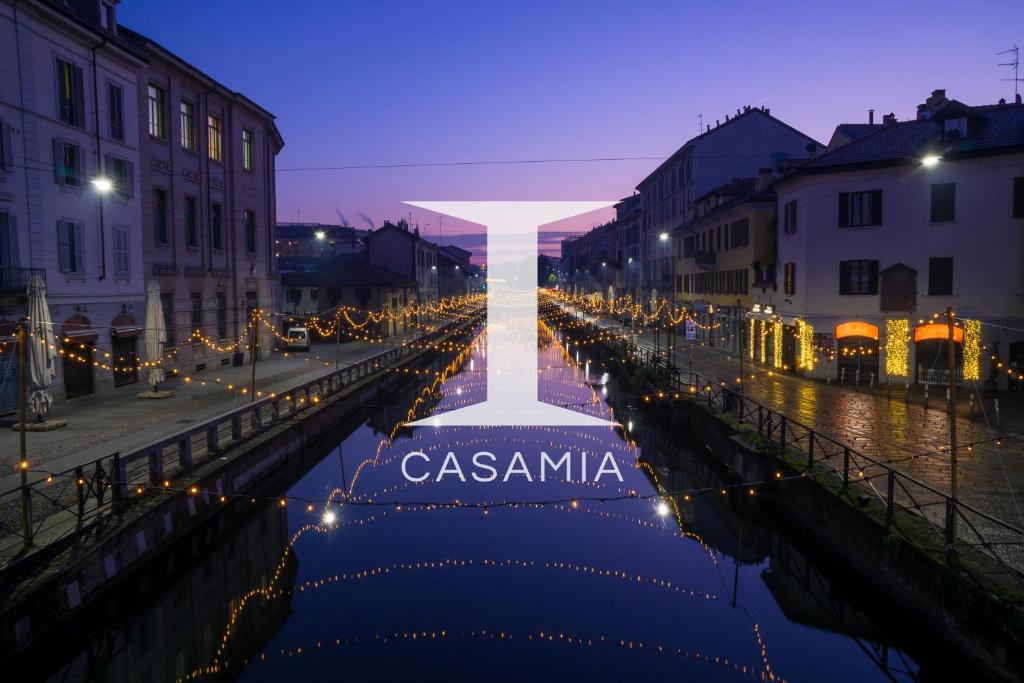 米兰Suite Alzaia by iCasamia的夜间在运河上用灯光划过