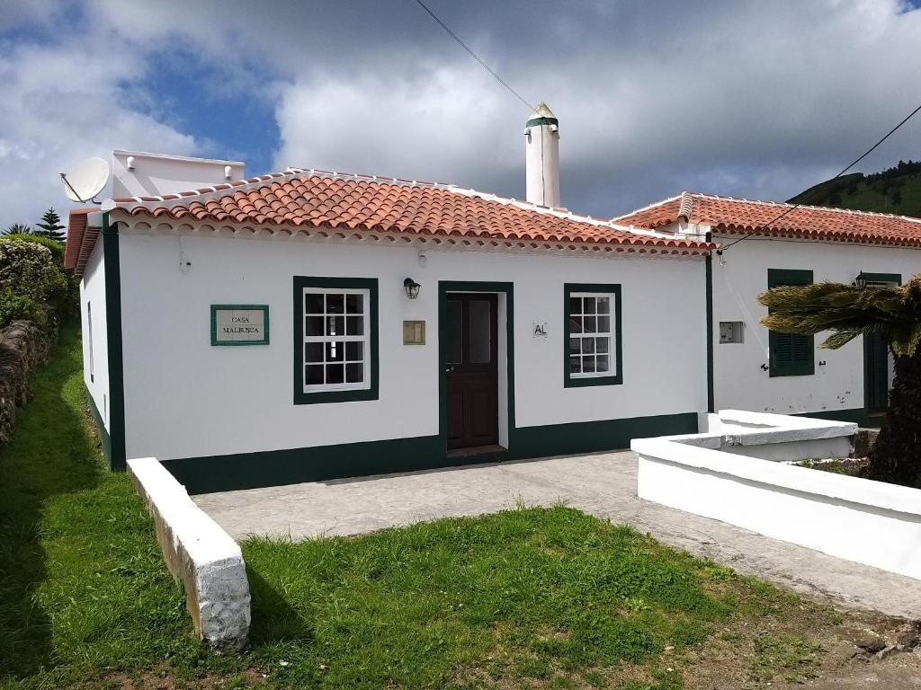 AlmagrinhaCasa Malbusca的一间白色的小房子,有红色的屋顶