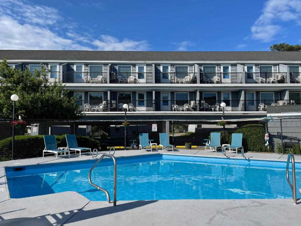 旧奥查德比奇The Grand Beach Inn的酒店前的游泳池