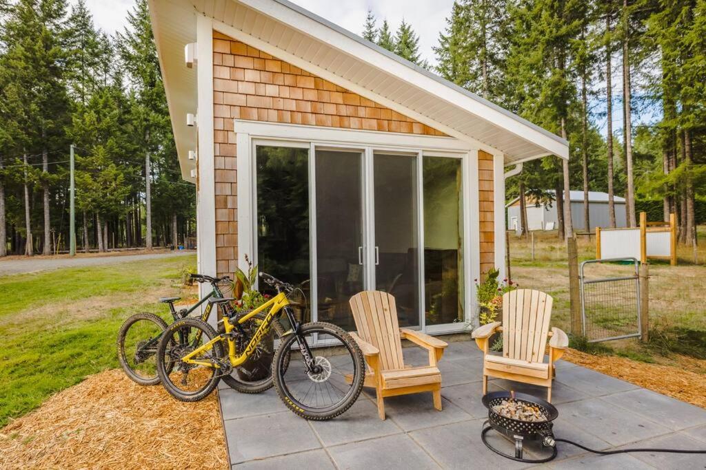 MervilleTiny house & Sauna on Lakefront Farm Oasis的停在房子外的一群自行车