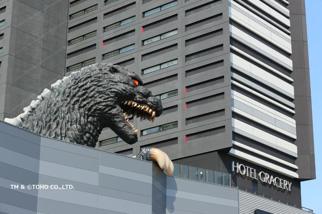 东京格拉斯丽新宿酒店的一座建筑物一侧的恐龙雕像