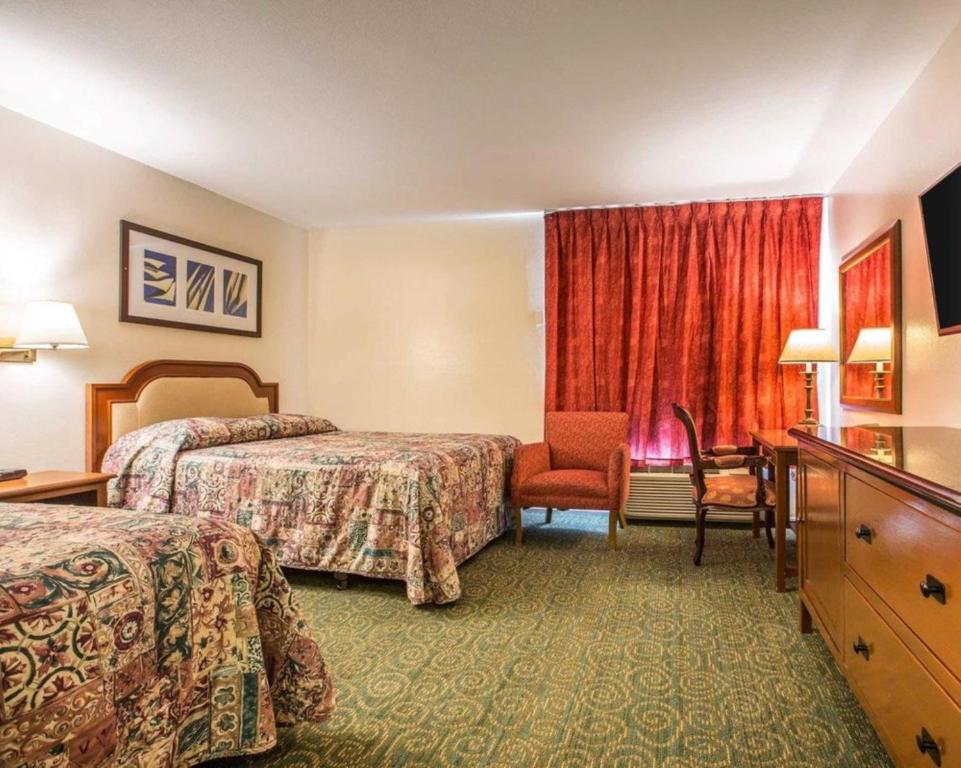 博伟公园THE BERRY INN的酒店客房,配有两张床和椅子