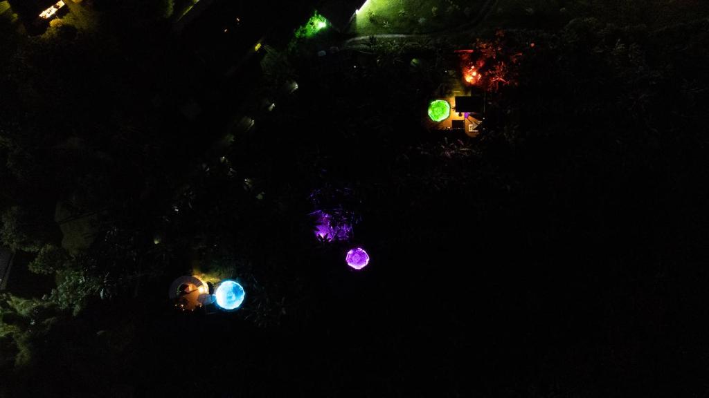 马尼萨莱斯Chamí Glamping的夜间交通灯的顶部景色