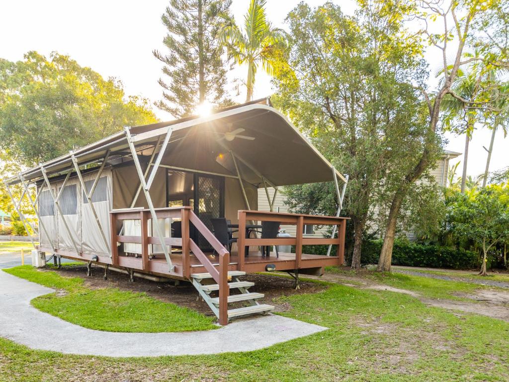 黄金海岸NRMA金银岛度假酒店的公园里一座带天篷的小房子