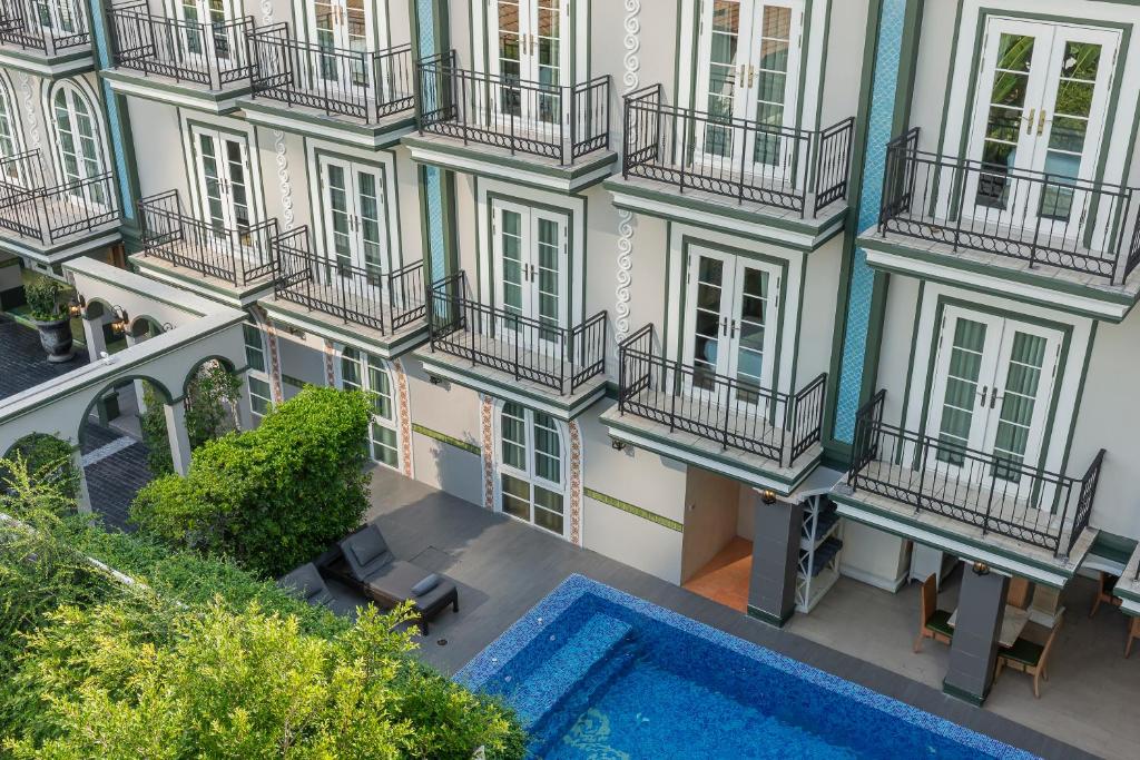 曼谷拉普提萨利尔素坤逸通罗1的享有带游泳池的建筑的空中景致